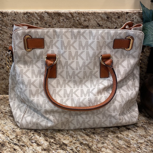 Michael Kors Large Signature Hamilton Tote - Picture 4 of 7